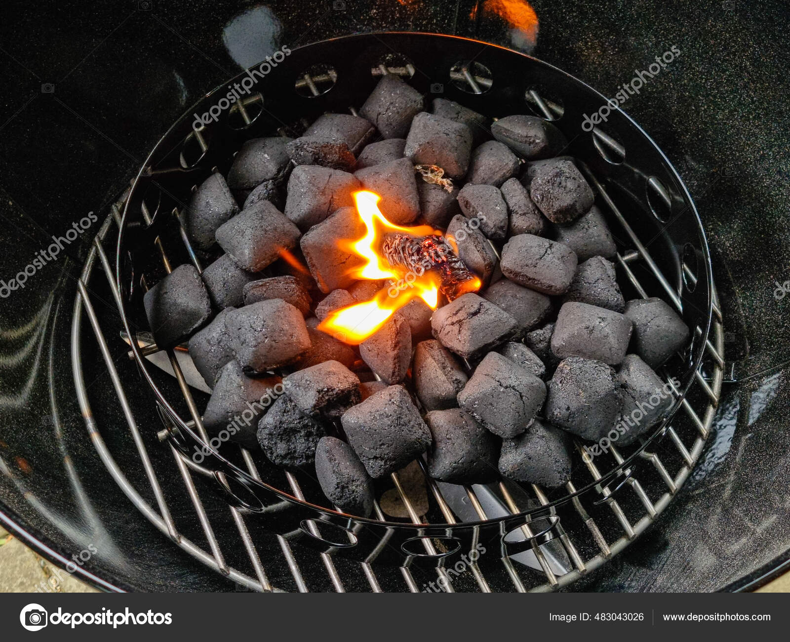 Encendedor Barbacoa Ardiente Entre Briquetas Carbón Una Parrilla Carbón  Una: fotografía de stock © robindeimel #483043026