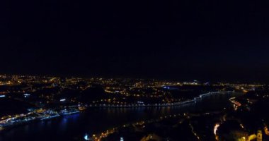Porto, Portekiz cityscape Douro Nehri üzerinden günbatımı sırasında.