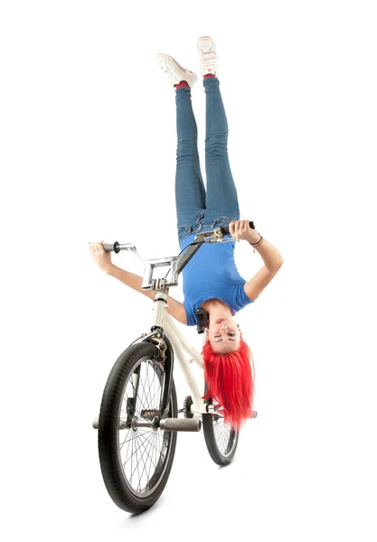 Dziewczyna równoważenia nogami na rowerze — Zdjęcie stockowe