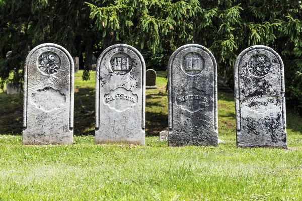 Четыре античных надгробия — стоковое фото