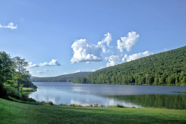 Täydellinen Mountain Lake — kuvapankkivalokuva