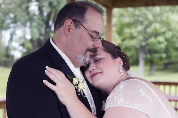 Sposa posa testa su sposi spalla — Foto Stock