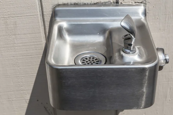 Pequeña fuente de agua de plata — Foto de Stock