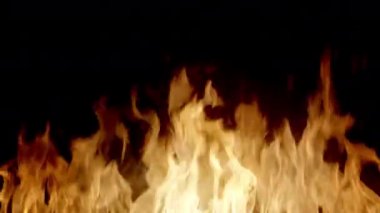 4K 'da yakın çekim. Şenlik ateşi geceleri yanıyor. Yavaş çekim VFX elementinde siyah arkaplanda alevler. Barbekü ve şömine yavaş çekim elementi.