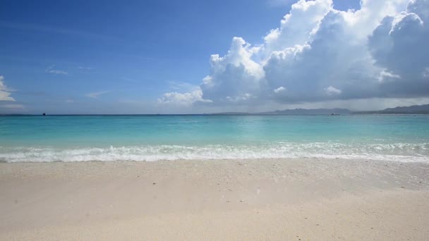 Hermosa playa en verano — Vídeo de stock