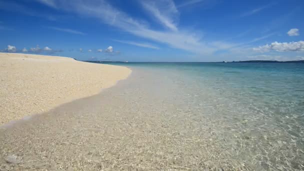 Prachtig strand in de zomer — Stockvideo