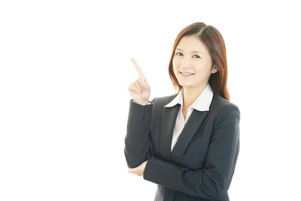 Affärskvinna som visar något på det pekar — Stockfoto