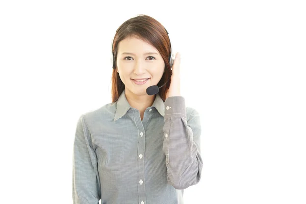 年轻女性呼叫中心运营商与耳机的特写肖像 — 图库照片