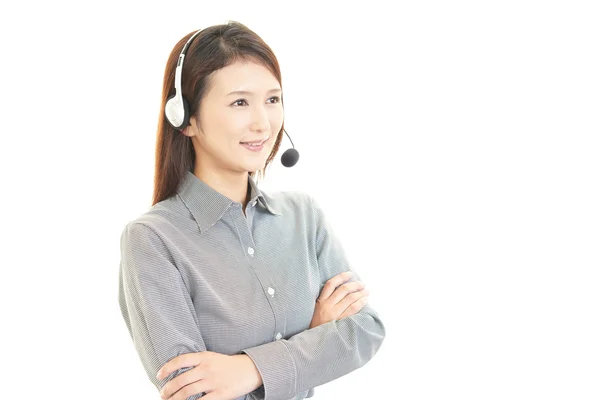 年轻女性呼叫中心运营商与耳机的特写肖像 — 图库照片