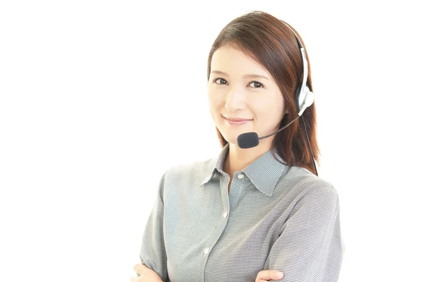 Genç Bayan çağrı merkezi operatörü bir kulaklık ile portre portre