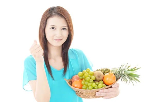 Женщина со свежими фруктами — стоковое фото