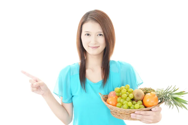 Frau mit frischen Früchten — Stockfoto