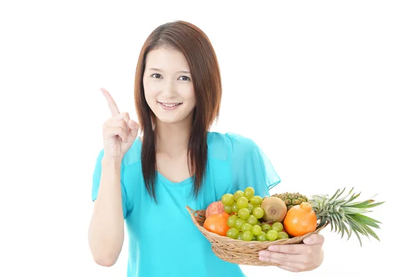 Женщина со свежими фруктами — стоковое фото