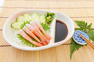 Japon mutfağı taze çiğ balık, karides pembe