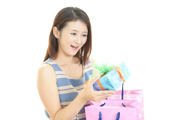 Lachende vrouw met een cadeau — Stockfoto