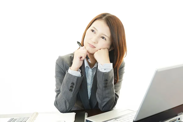 Stanco e stressato giovane asiatica donna d'affari — Foto Stock