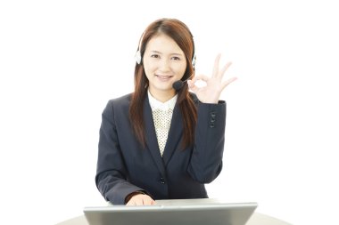 gülümseyen çağrı merkezi operatörü