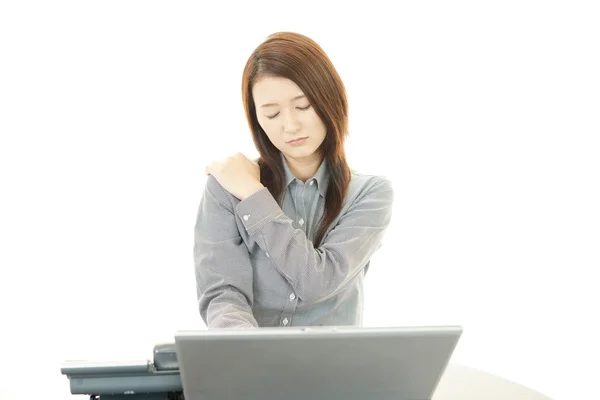 The female office worker who is troubled with stiff shoulder — Stock Photo, Image