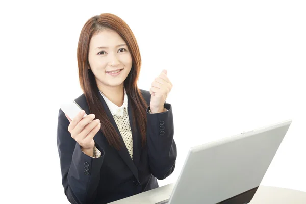 The female office worker who uses the smart phone — Stock Photo, Image