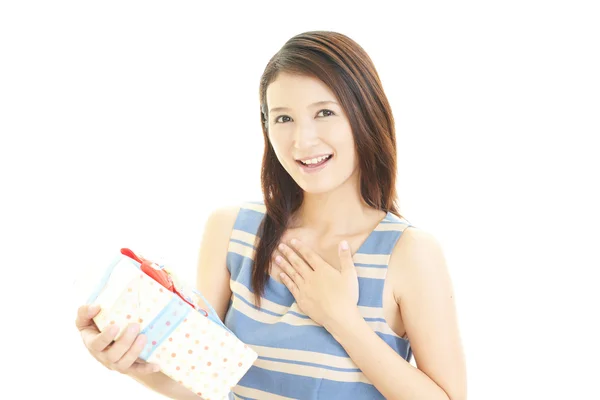 Mujer sonriente con un regalo — Foto de Stock