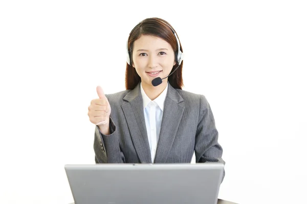 Operatore di call center sorridente — Foto Stock