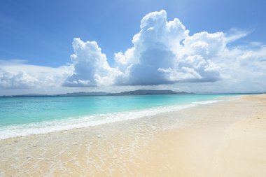 Mavi gökyüzü ve kobalt mavi deniz