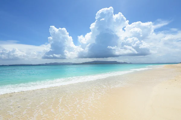 El mar azul cobalto y el cielo azul — Foto de Stock