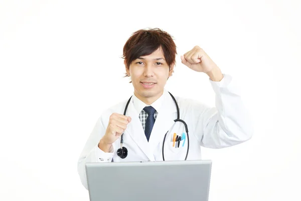 Sonriente asiático médico — Foto de Stock