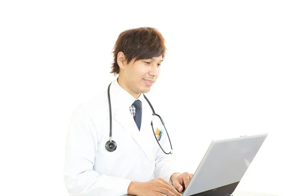 Sonriente asiático médico — Foto de Stock