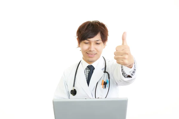 Sonriente asiático médico — Foto de Stock