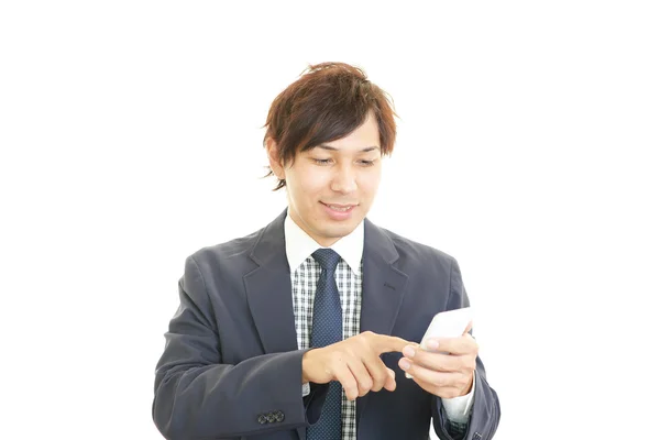 Щасливий бізнесмен використовує мобільний телефон — стокове фото