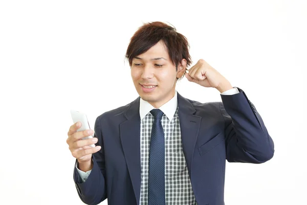 Hombre de negocios feliz usando el teléfono móvil — Foto de Stock