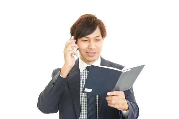 Hombre de negocios feliz usando el teléfono móvil — Foto de Stock