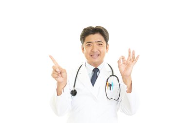 gülümseyen Asya tıp doktoru