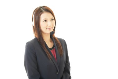 gülümseyen çağrı merkezi operatörü