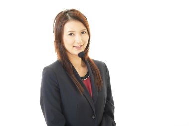 gülümseyen çağrı merkezi operatörü