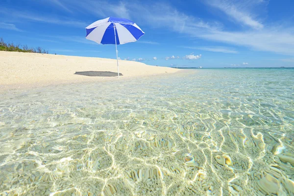 El mar azul cobalto y el cielo azul — Foto de Stock