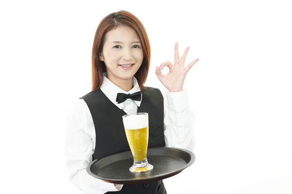 bira ile gülümseyen genç garson