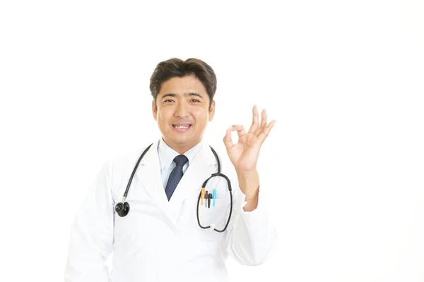 Mosolygó ázsiai orvos — Stock Fotó