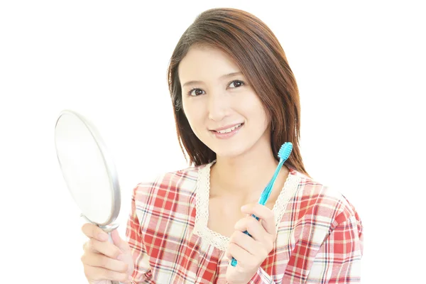 La mujer que se cepilla los dientes — Foto de Stock