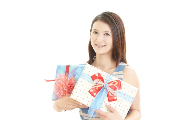 Žena, která usměje s dárek — Stock fotografie