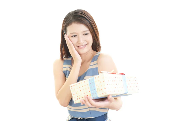 La mujer que sonríe con un regalo — Foto de Stock