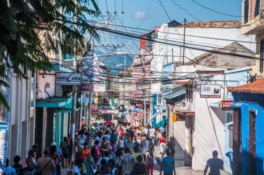 Santiago de Cuba, Küba'da yürüyen insanlar