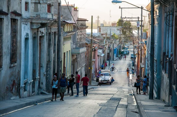 Люди, що йдуть в Santiago-де-Куба, Куба — стокове фото