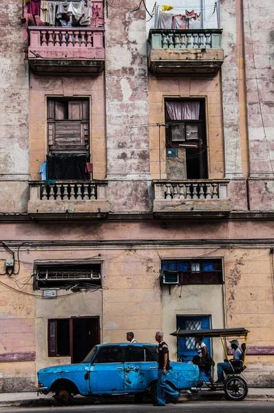 Menschen gehen auf der Straße des alten Havanna — Stockfoto