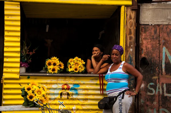 Two Cuban women at a small floral shop in Old Havana — Stock Photo, Image