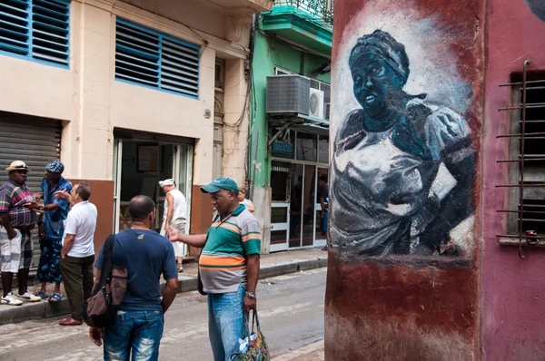 La gente está charlando en la calle de La Habana Vieja — Foto de Stock