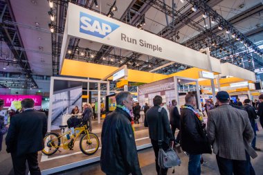 Hannover, Almanya - 14 Mart 2016: Sap Booth şirket CeBIT bilgi teknoloji ticaret fuarında Hannover, Almanya üzerinde 14 Şubat 2016