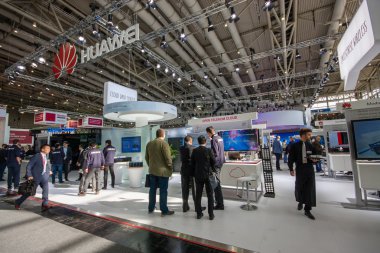 Hannover, Almanya - 14 Mart 2016: Huawei Booth şirket CeBIT bilgi teknoloji ticaret fuarında Hannover, Almanya üzerinde 14 Şubat 2016
