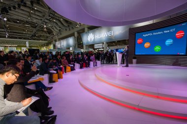 Hannover, Almanya - 14 Mart 2016: Huawei sunum Ürün satırı Başkan Jeff Wang kulübesinde Huawei şirketin CeBIT bilgi teknoloji ticaret fuarında Hannover, Almanya üzerinde 14 Şubat 2016